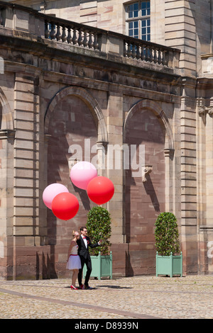 Fotografischen Sitzung von einem ausländischen Bräutigam heiraten in Straßburg, Elsass, Frankreich Stockfoto