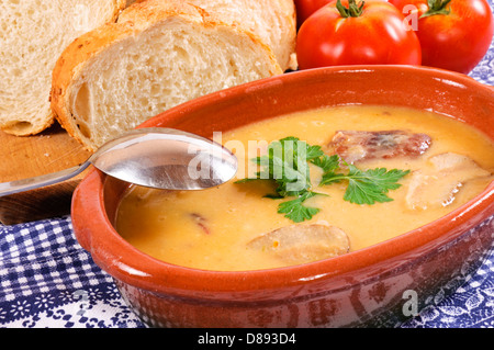 Bohnen und Tomaten auf dem Tisch Stockfoto