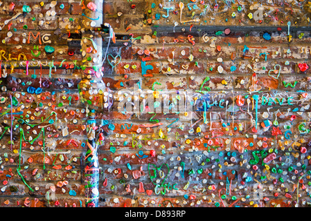 Mauer und Rohrleitungen, bedeckt mit gebrauchten Bits des Kaugummis am Pike Place Public Market in Seattle, Washington, USA Stockfoto