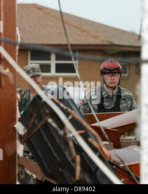 Soldaten der Oklahoma National Guard führt Such-und Rettungsaktionen im Anschluss an eine EF-5 Tornado, der die Stadt 21. Mai 2013 in Moore, Oklahoma zerstört. Die massiven Sturm mit Windgeschwindigkeiten von mehr als 200 Meilen pro Stunde Riss durch den Oklahoma City Vorort 20. Mai 2013, mindestens 24 Menschen getötet, mehr als 230 verletzte und Tausende verdrängen. Stockfoto