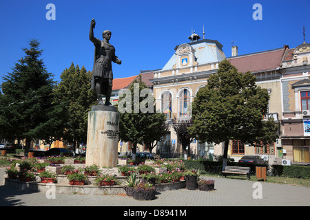 Deva; Statue des römischen Kaisers Trajan vor dem Rathaus, Siebenbürgen, Rumänien Stockfoto