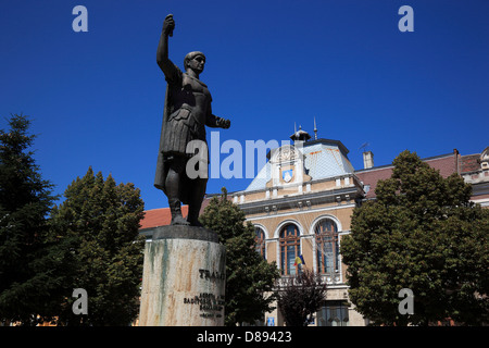 Deva; Statue des römischen Kaisers Trajan vor dem Rathaus, Siebenbürgen, Rumänien Stockfoto