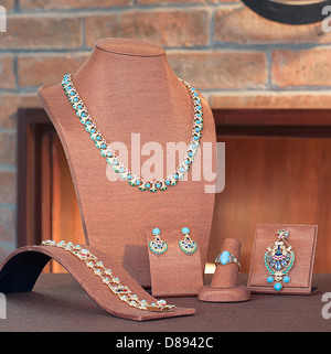 Reihe von Luxus-Schmuck: Anhänger, Ohrringe, Halskette und Armband Stockfoto