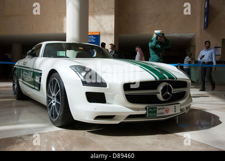 Dubai Polizei 2013 weißen Mercedes SLS Coupe Streifenwagen Stockfoto