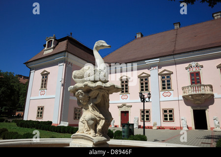 Deva, Schloss Magna Curia, im 16. Jahrhundert im Renaissance-Stil mit Schwanenbrunnen, Siebenbürgen, Rumänien Stockfoto