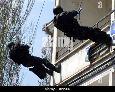 Unterteilung Anti-Terror-Polizei während einer schwarzen taktische Übungen. Seiltechnik. Reale Situation. Stockfoto