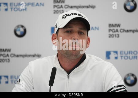 Spanischen Golfer SERGIO GARCIA befasst sich mit die Medien bei der BMW PGA Championship in Wentworth 2013 Stockfoto