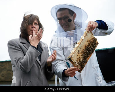 Berlin, Deutschland. 22. Mai 2013. Imker trifft sich mit Bundesministerin Ilse Aigner auf dem Dach des Berliner Dom in Berlin und sie führten eine neue Biene App. Am Bild: Landwirtschaft Ministerin Ilse Aigner schmeckt den Honig von Thebee Kolonie beiseite Imker Uwe Marth auf dem Dach des Berliner Doms in Berlin Kredit: Reynaldo Chaib Paganelli / Alamy Live News Stockfoto