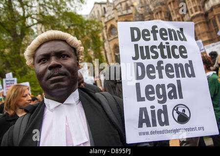 Westminster, London, UK. 22. Mai 2013.  Anwälte protestieren außerhalb des Parlaments gegen die vorgeschlagenen Änderungen, wie Prozesskostenhilfe Rechtsanwälte ernannt werden... Bildnachweis: Paul Davey / Alamy Live News Stockfoto