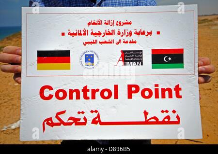 Ein Schild mit der englischen und arabischen Schrift "Kontrollposten" ist der Einstiegspunkt für eine Explosion Boden in der Nähe von Tripolis, Libyen, 6. Mai 2013 abgebildet. Das Obermaterial in Arabisch schreiben gibt Informationen über das Projekt von der deutschen St. Barbara-Stiftung und deren Finanzierung durch das deutsche Auswärtige Amt. Seit seiner Gründung im Jahr 1995, der St. Barbara Foundation unterstützt die Clearance von Waffen und Sprengkörper der ehemaligen Konfliktgebieten und Krieg-Theater und leistet humanitäre Hilfe. Die NGO ist seit Anfang 2012 in Libyen aktiv und finanziert, unter anderem mit Hilfe der deutschen Bundesrepublik Fo Stockfoto