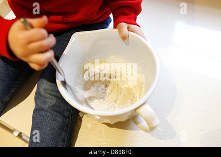 In Bearbeitung-Schuss von Zutaten für Pfannkuchen zusammen in eine Schüssel geben. Stockfoto