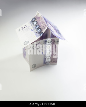 Immobilieninvestitionen. Ein Haus aus zwanzig Pfund-Noten. Stockfoto