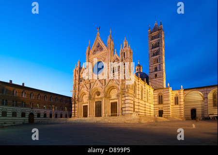 Die Metropolitan Kathedrale der Heiligen Maria Himmelfahrt in der Dämmerung, ist die wichtigste Kirche von Siena, Toskana, Italien. Stockfoto