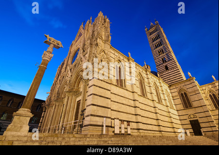 Die Metropolitan Kathedrale der Heiligen Maria Himmelfahrt in der Dämmerung, ist die wichtigste Kirche von Siena, Toskana, Italien. Stockfoto