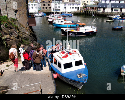 Menschen Sie boarding Boot für die Reise rund um die Bucht, Polperro, Cornwall, UK 2013 Stockfoto