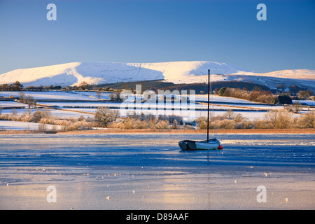 Llangorse Lake Brecon Beacons Powys Wales im Winter mit Pen y Fan & Mais Du Berge Stockfoto