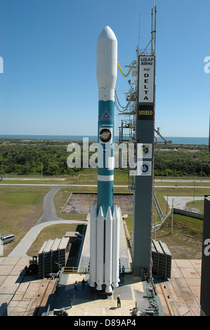 Delta II 7925-10L mit STEREO auf Startrampe 17 b. Stockfoto