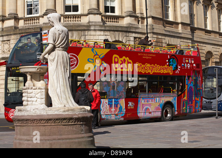 Bath City Sightseeing Bus Tour vorbei an der Wassergöttin Rebecca Brunnen in Bath, Somerset UK im April Stockfoto