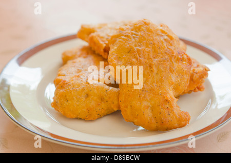 gebratene Hähnchen-Nuggets auf Teller hautnah Stockfoto