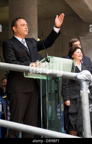 Berlin, Deutschland. 22. Mai 2013. Innenminister Hans-Peter Friedrich hält eine Rede bei der Eröffnung der neuen Anlagen des Innenministeriums in Berlin mit Enak Ferlemann, Parlamentarischer Staatssekretär. Credits: Gonçalo Silva/Alamy Live-Nachrichten Stockfoto