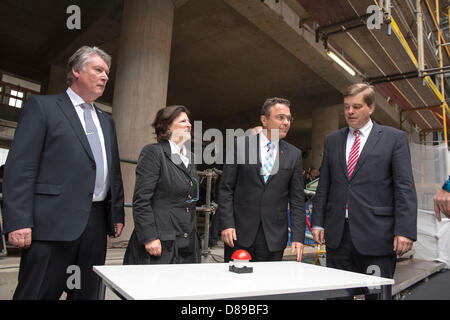 Berlin, Deutschland. 22. Mai 2013. Innenminister Hans-Peter Friedrich hält eine Rede bei der Eröffnung der neuen Anlagen des Innenministeriums in Berlin mit Enak Ferlemann, Parlamentarischer Staatssekretär. Credits: Gonçalo Silva/Alamy Live-Nachrichten Stockfoto