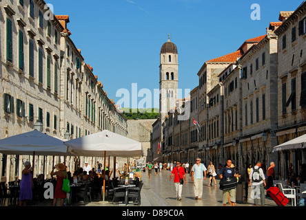 DUBROVNIK, KROATIEN. Blick entlang der Stradun (Placa), ummauerte die Hauptverkehrsstraße in der mittelalterlichen Stadt. 2010. Stockfoto