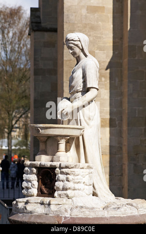 Skulptur der römischen Wassergöttin Rebecca Fountain gießt Wasser in ein Waschbecken außerhalb Bath Abbey, Bath, Somerset UK im April Stockfoto