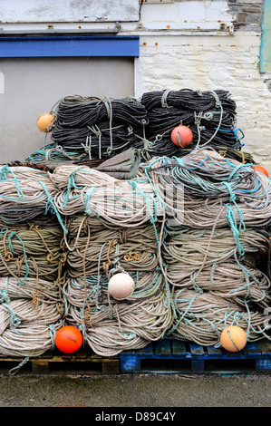 Haufenweise Seil auf der Uferstraße, Aberystwyth, Wales, UK. Stockfoto