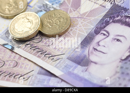 Drei Pfund-Münzen auf einen 20-Pfund-Note. Stockfoto