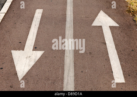 Pfeile-Schild an der Straße Stockfoto