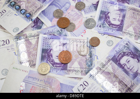 Zwanzig Pfund-Noten und Münzen auf dem Tisch. Stockfoto