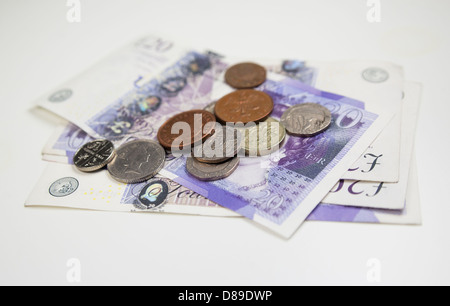 Zwanzig Pfund-Noten und Münzen auf dem Tisch. Stockfoto