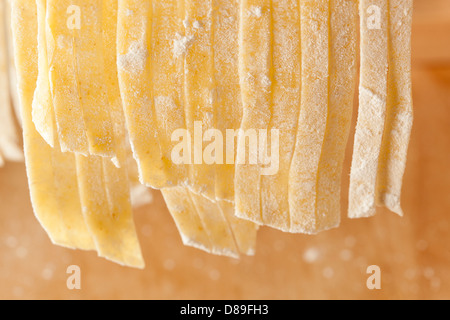 Frische hausgemachte Pasta vor dem Hintergrund Stockfoto