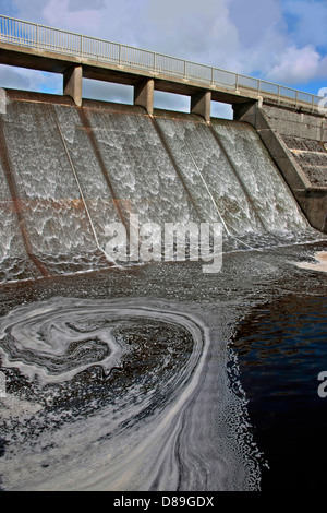 Wasser kaskadenförmig Crowdy Reservoir dam Bodmin Moor in der Nähe von Camelford cornwall Stockfoto