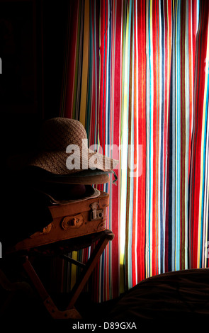 Streifen und Hüte und Fall Thaxted, Essex, England, Vereinigtes Königreich. Mai 2013 gesehen im Fotografen-Schlafzimmer. Stockfoto