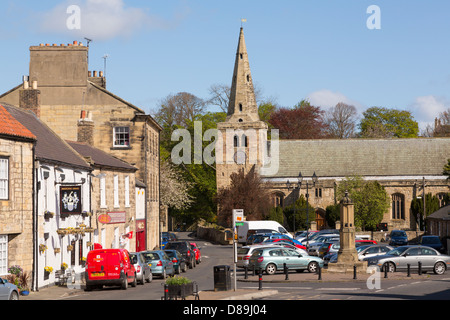 Warkworth Dorfzentrum, mit der Kirche von St. Lawrence Norman. Stockfoto