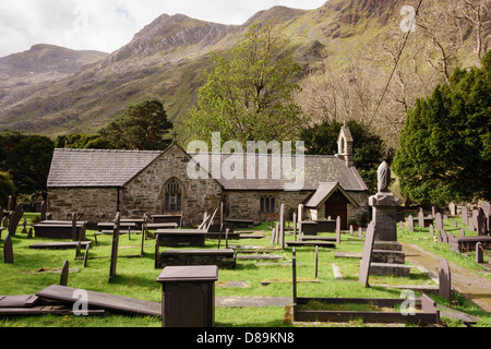 Alte Kirche von Saint Peris aus dem 15. Jahrhundert vom Kirchhof in Llanberis Pass am Nant Peris Snowdonia North Wales UK Stockfoto