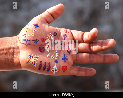 Tätowierung der Hand mit Symbolen von Indien Stockfoto