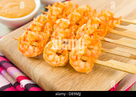 Sate Goong - Thai Garnelen Satays mit Erdnuss-Sauce serviert. Hautnah. Stockfoto