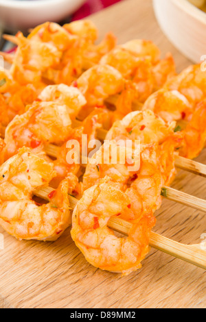 Sate Goong - Thai Garnelen Satays mit Erdnuss-Sauce serviert. Hautnah. Stockfoto