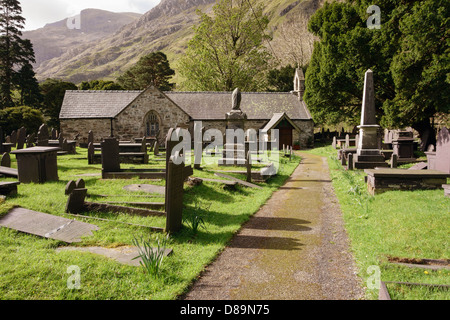 Pfad zur alten Kirche von Saint Peris aus dem 15. Jahrhundert vom Kirchhof in Llanberis Pass bei Nant Peris Gwynedd Wales UK Stockfoto