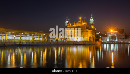 Amritsar Punjab, Indien. Golden Temple nachts beleuchtet Stockfoto