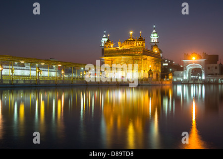 Amritsar Punjab, Indien. Golden Temple nachts beleuchtet Stockfoto