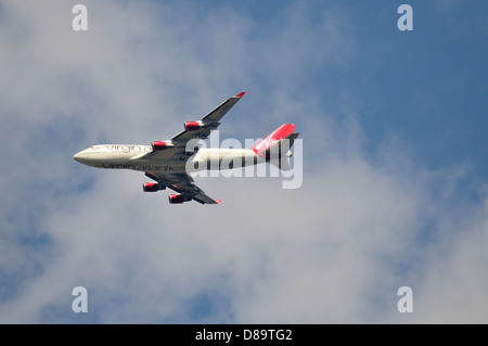 Virgin Airlines Boeing 747 Jumbo-Jet fliegt direkt über dem Flugzeug Stockfoto