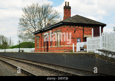 LMS Bahnhofsgebäude am Bahnhof Shenton auf das Schlachtfeld bewahrt Eisenbahn wiederhergestellt. Stockfoto