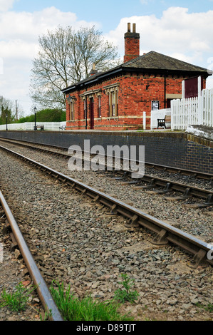 Restaurierte LMS Zug Bahnhofsgebäude am Bahnhof Shenton auf der Bahn Schlachtfeld zu erhalten. Stockfoto