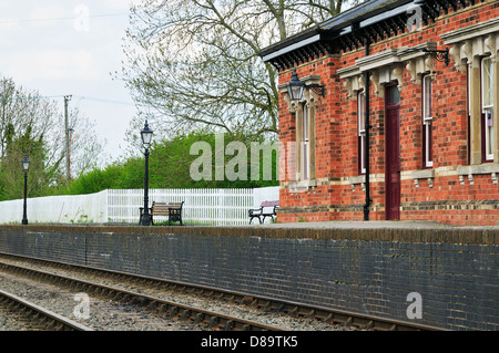 LMS Bahnhofsgebäude am Bahnhof Shenton auf das Schlachtfeld bewahrt Eisenbahn wiederhergestellt. Stockfoto