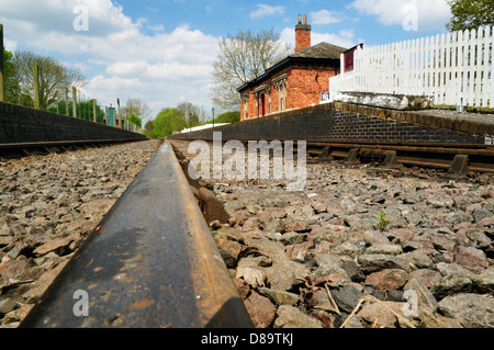 Auf der Suche am oberen Rand einer Schiene über die Plattform von Shenton Bahnhof auf dem Schlachtfeld Eisenbahn erhalten. Stockfoto