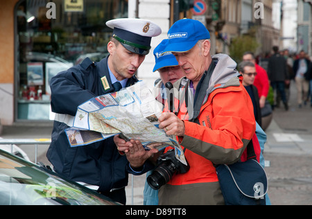 italienischer Polizist Wegbeschreibungen für Touristen Stockfoto