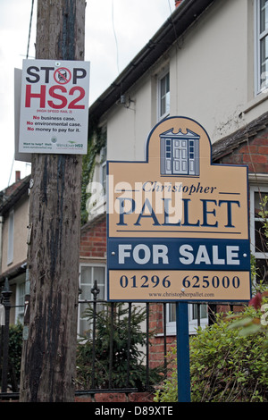 Ein "Stop HS2" Poster auf einen Telefonmast neben einem Haus "zum Verkauf" anmelden Wendover, Buckinghamshire, England. (Mai 2013) Stockfoto